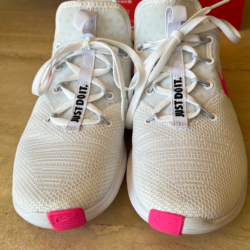 Woman’s Nike running shoes 7.5 - Picture 2 of 5